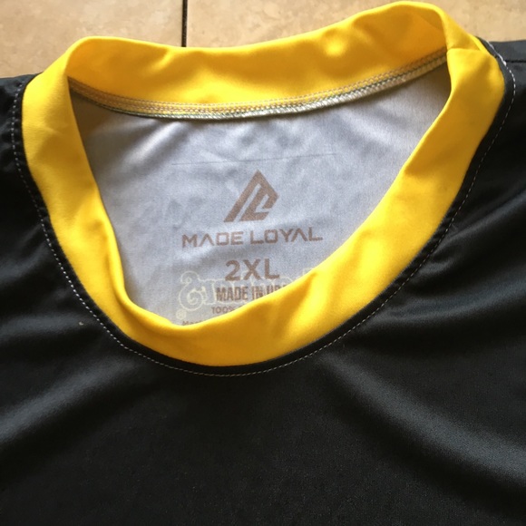 Wichita State Shockers Short Sleeve Crewneck 2X - Picture 4 of 4